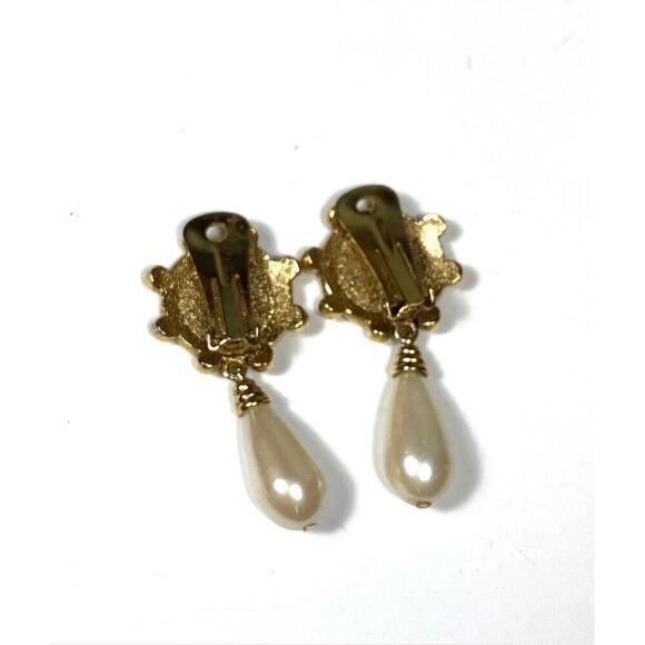 Cameo Clip Ons Dangles Earrings Drops Faux Pearl Drops Gold Tone Vintage Estate - Picture 11 of 13